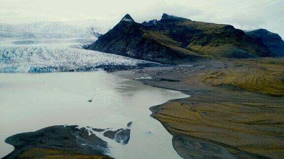 冰岛冰川附近湖泊的鸟瞰图