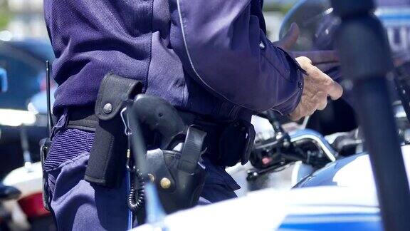 警察使用智能手机街头巡逻城市安全法律和秩序