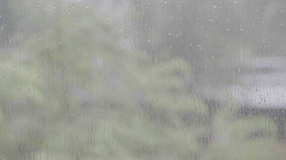 雨滴在窗口