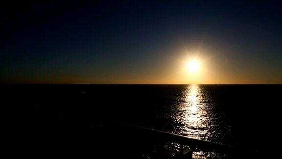 从游轮甲板上看日落的海景