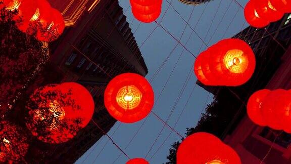 摄像机绕着红纸灯笼移动中国新年红纸灯笼装饰在香港城市
