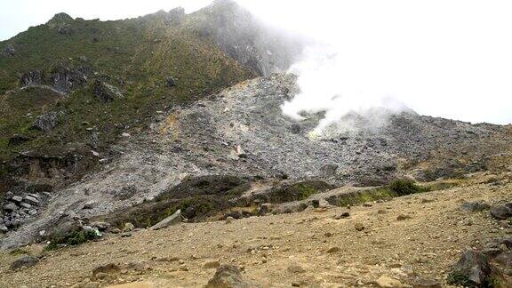 火山顶上冒着烟的Fumarola