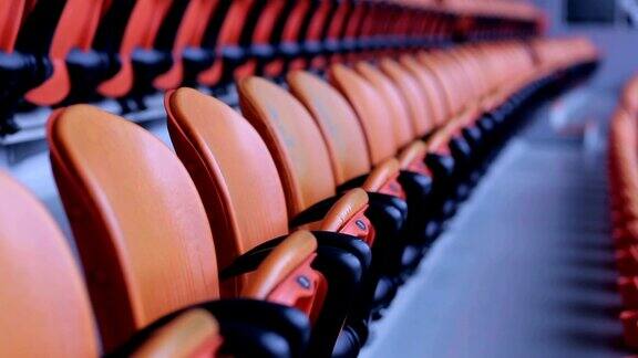 体育竞技场中一排排橙色的观众座位