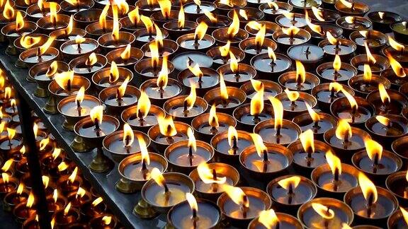 尼泊尔寺庙中点燃仪式用的蜡烛
