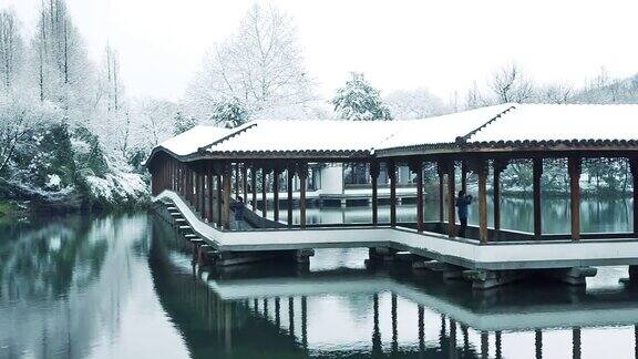 冬天湖面走廊雪景