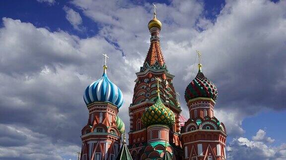 圣巴西尔大教堂(神圣的巴西尔神庙)在移动的云红场莫斯科俄罗斯
