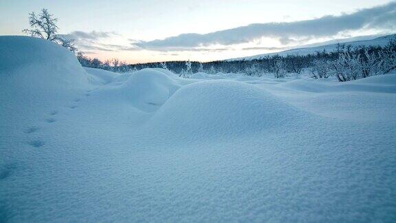 用风扫雪堆的冬季雪景