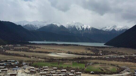 鸟瞰西藏雪山下的湖泊