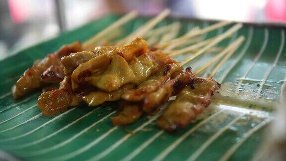 沙爹烤猪肉街头小吃泰国概念:街头小吃、旅游