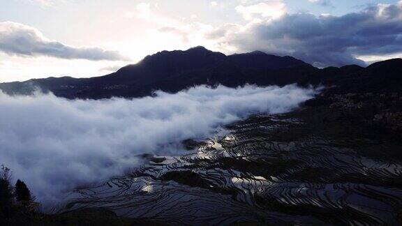 时间流逝从夜晚到白天云移动的反射在水稻梯田在鸳鸯中国