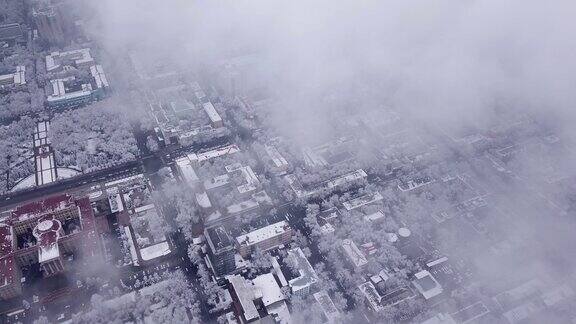 透过云层俯瞰阿拉木图市