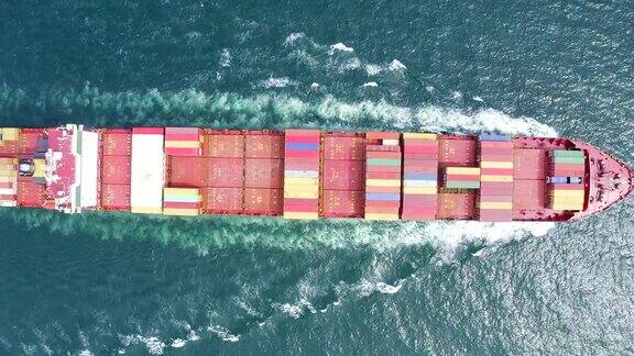 一艘在海上航行的货船的俯视图