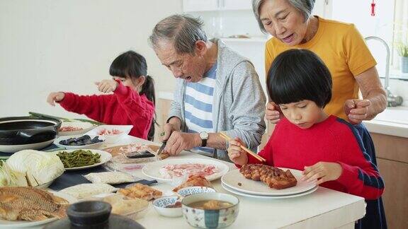 孩子们在春节帮祖父母做饭一家团圆