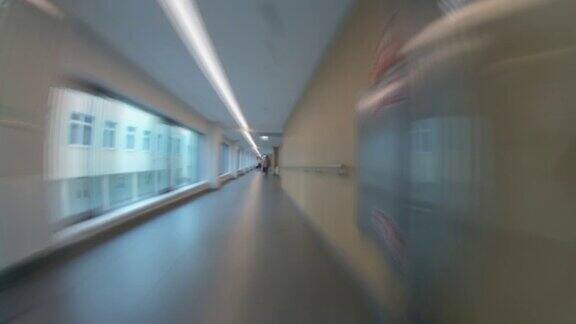 行走在医院走廊经过医生办公室