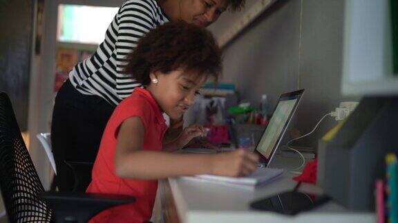 母亲帮助女儿做作业
