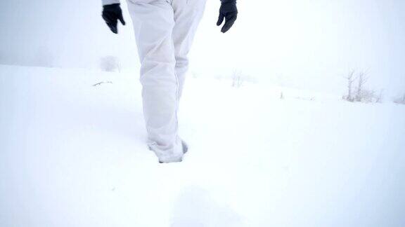 在厚厚的雪地里行走