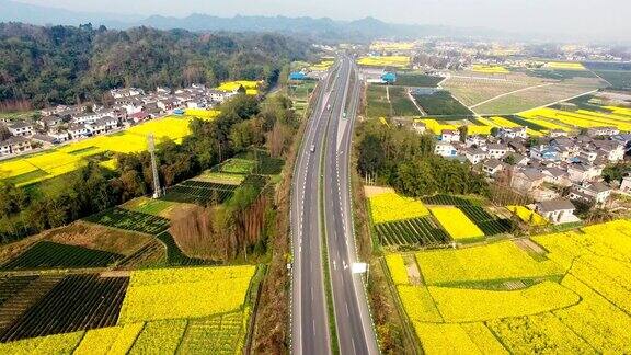 鸟瞰图的中国乡村景观在春天油菜种子盛开和村庄在高速公路