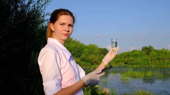 一位女性生态学家正在采集水样本以检测污染