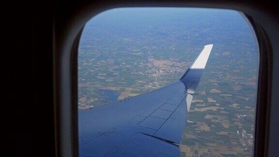 在飞行过程中从飞机窗口看到的景色