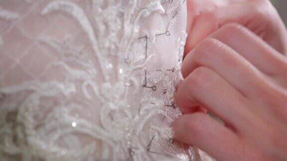 针线特写绣花图案用于缝制优雅婚纱的设备手工制作的