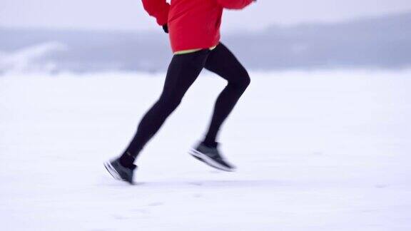 在雪地里跑马拉松训练