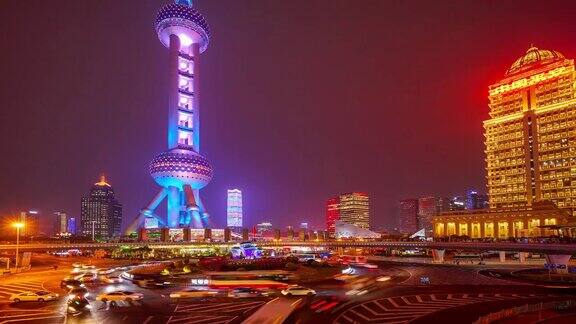 中国上海一个繁忙的十字路口发生了交通堵塞