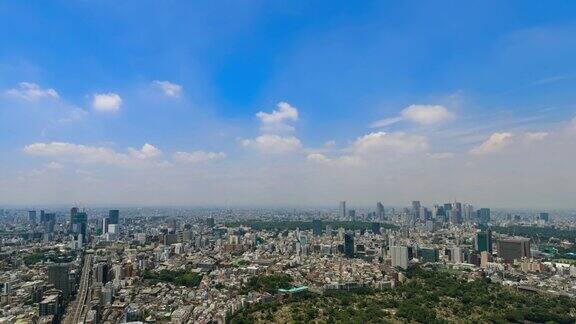 在空中漫步(东京城市的蓝天和云朵形状)