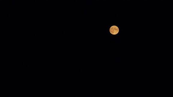 黑夜里的满月月圆无云万圣节前夜的满月间隔拍摄