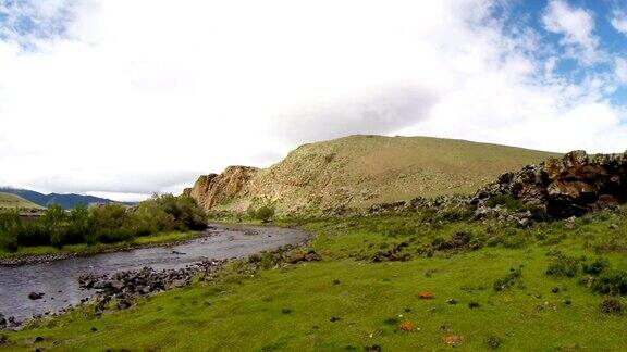 蒙古清澈底的大河在辽阔的草原上缓缓流淌