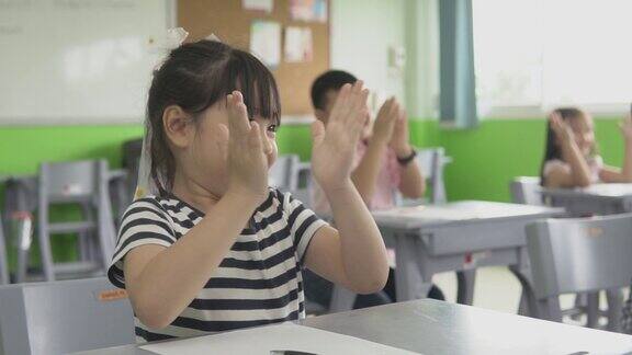 孩子们用心听老师讲课的小学课堂