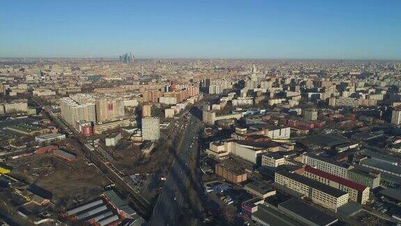 莫斯科城市在阳光明媚的日子淘金鸟瞰图