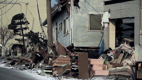 日本福岛2011年3月11日:海啸过后街道上到处都是房屋的废墟