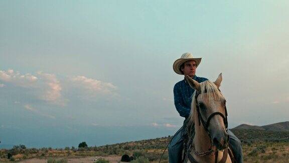 草原牛仔和他的马的实时视频