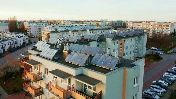无人机在一个装有太阳能电池板的住宅屋顶上拍摄屋顶上的光伏太阳能电池板接收来自太阳的清洁能源