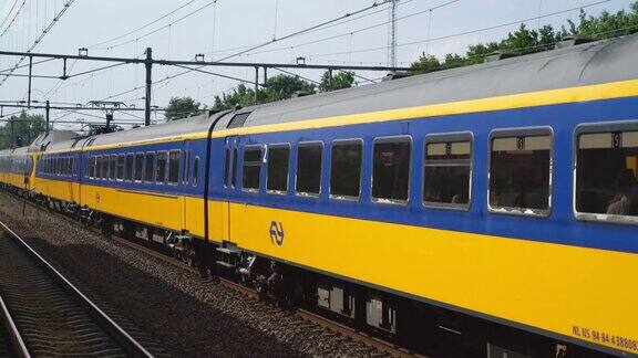 6月18日“领跑者”列车在荷兰Weesp火车站经过