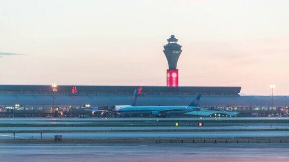 间隔拍摄北京首都国际机场日落航站楼飞机起飞(汉字的意思是“北京”)