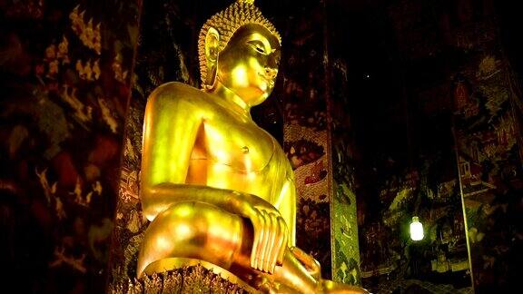 泰国寺庙的金佛雕像
