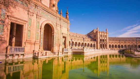 塞维利亚阳光明媚西班牙宫殿正面和池塘全景