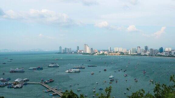 泰国CHONBURI-2019年10月20日:时光流逝城市景观巴厘海码头芭堤雅天空蓝色明亮云来回浮动