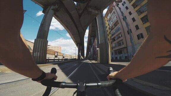 骑着自行车的男人在城市里