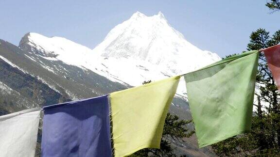 尼泊尔山区的彩旗Manaslu区域
