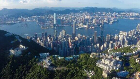 鸟瞰夕阳下的香港城市和维多利亚港