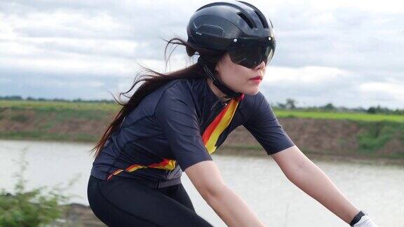 运动训练中的女性公路自行车手