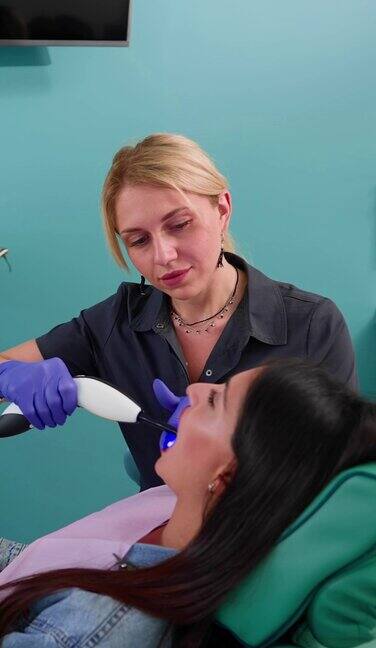 女牙医在牙科诊所检查病人并规定治疗方法