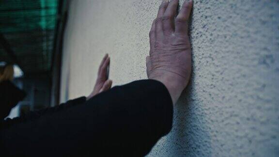 白色粗糙的墙壁上有不良的手