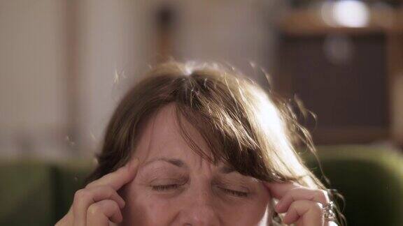 成熟女性有偏头痛头痛症状