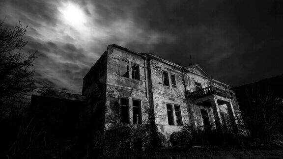 晚上住在令人毛骨悚然的老房子里