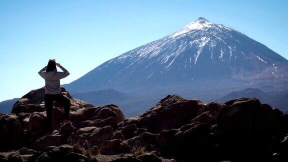 游客们用双筒望远镜观看泰德火山