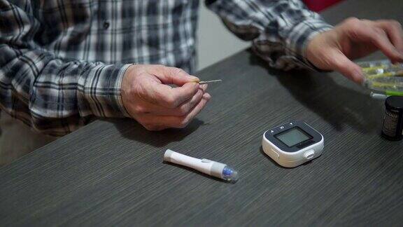 成熟的糖尿病患者使用血糖仪测量血糖水平