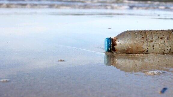 环境污染沙滩上的塑料瓶